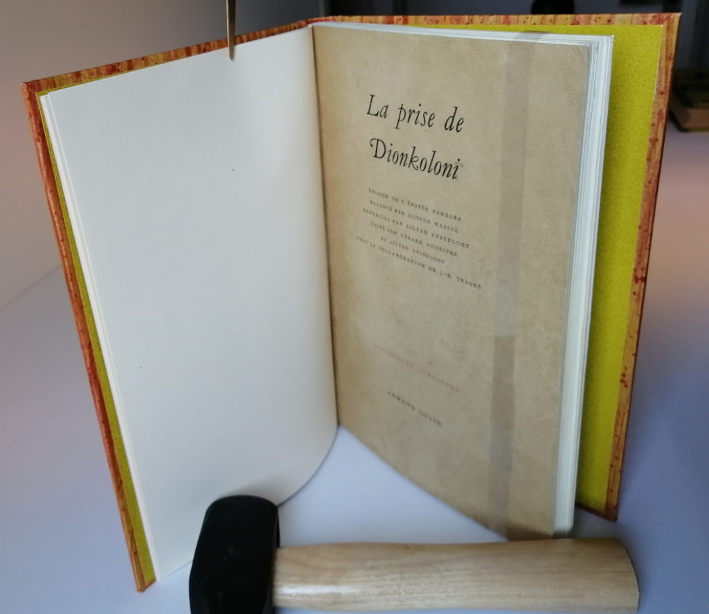 La Prise de Dionkoloni - Classiques Africains - Bradel plein papier - Papier artisanal - Gardes papiers - Atelier de Reliure à Fleur de Pages