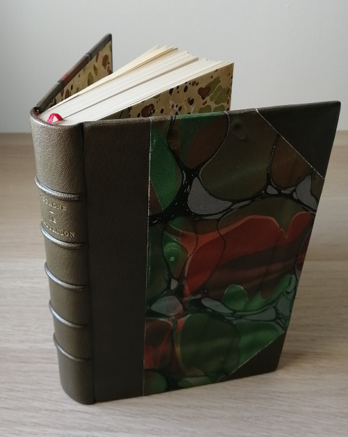 Reliure par l'Atelier de reliure à Fleur de Pages : demi-cuir à bandes &, papier artisanal du livre "La Ferme africaine" de Karen Blixen.